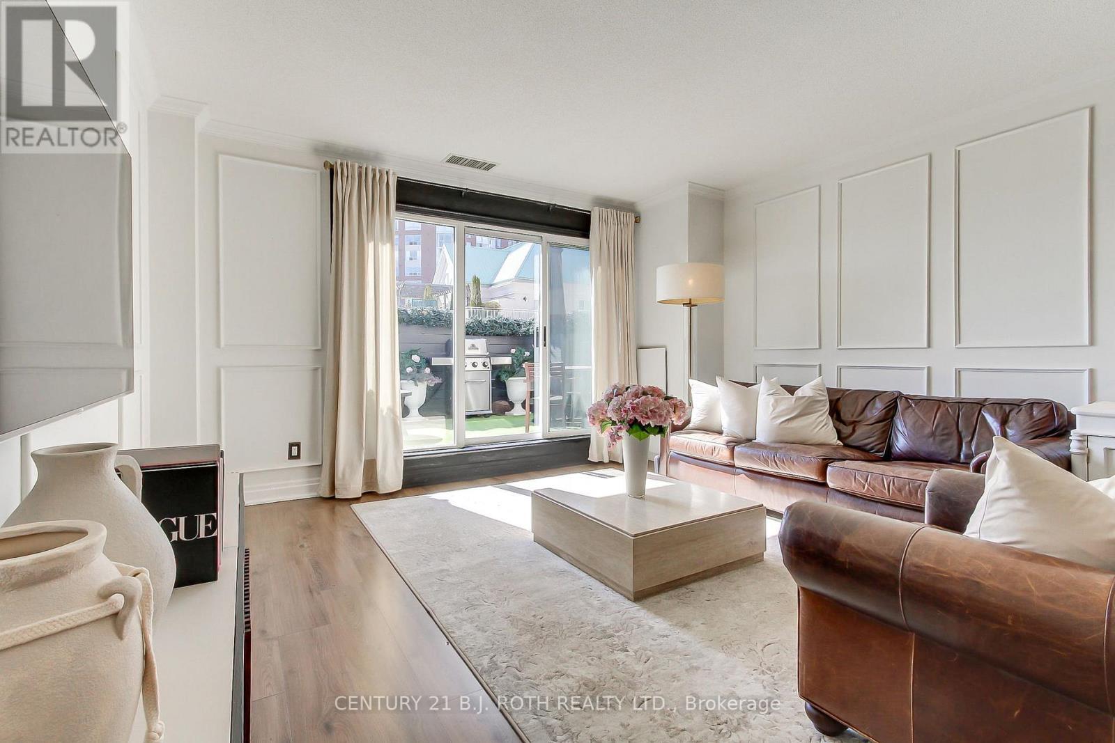 Lp915 - 18 Concorde Place, Toronto, ON - Indoor Photo Showing Living Room