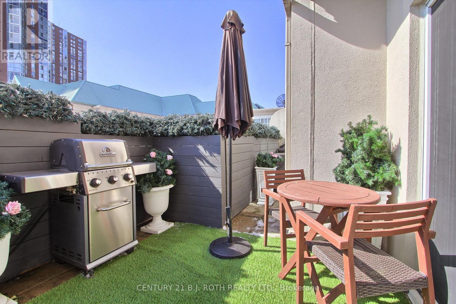 Lp915 - 18 Concorde Place, Toronto, ON - Outdoor With Exterior