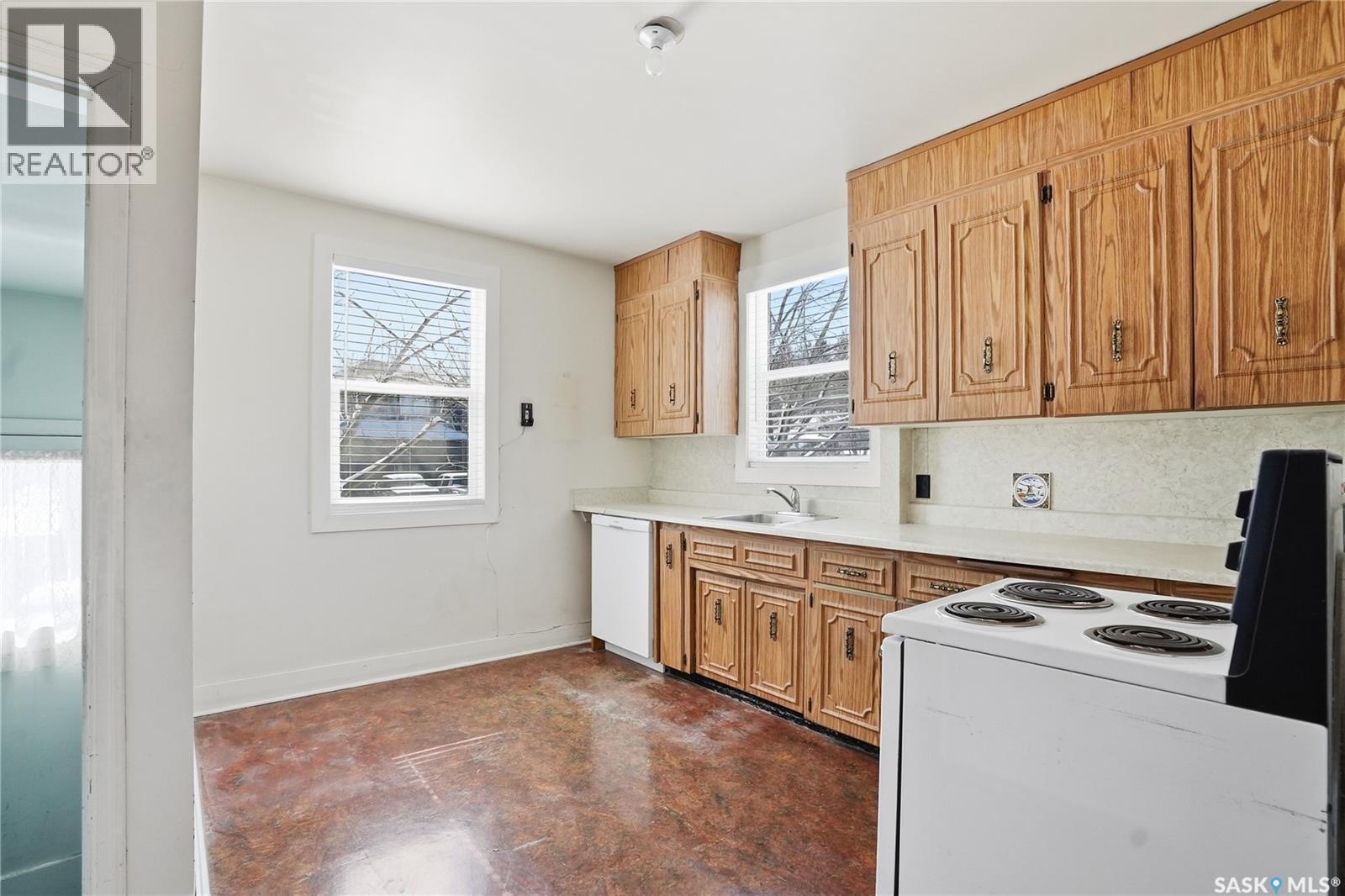 320 Mckinnon Avenue S, Saskatoon, SK - Indoor Photo Showing Kitchen