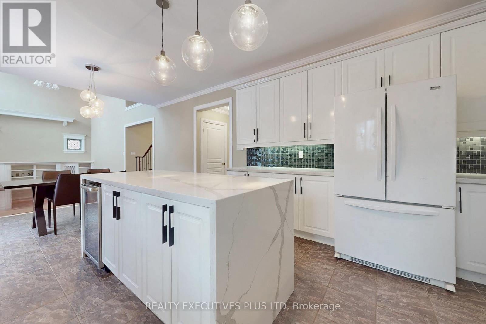 Renovated Kitchen W / Quartz Counters - 46 Williamson Drive W, Ajax, ON - Indoor Photo Showing Kitchen With Upgraded Kitchen