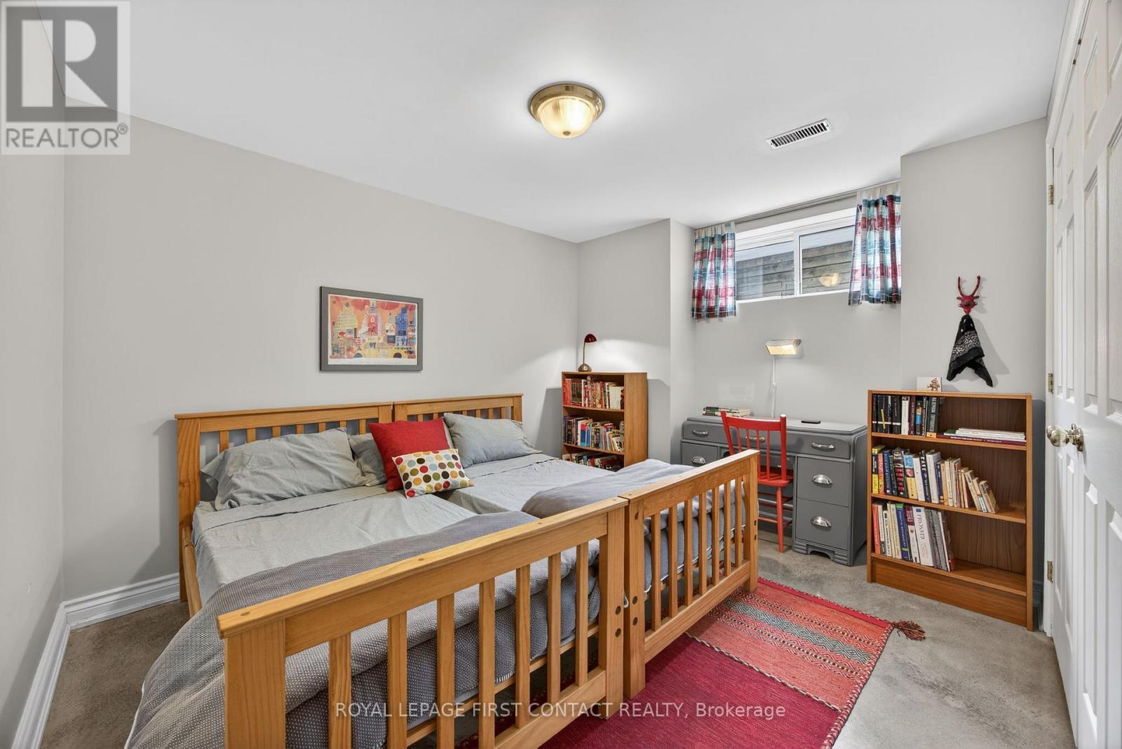 162 Kempenfelt Drive, Barrie, ON - Indoor Photo Showing Bedroom