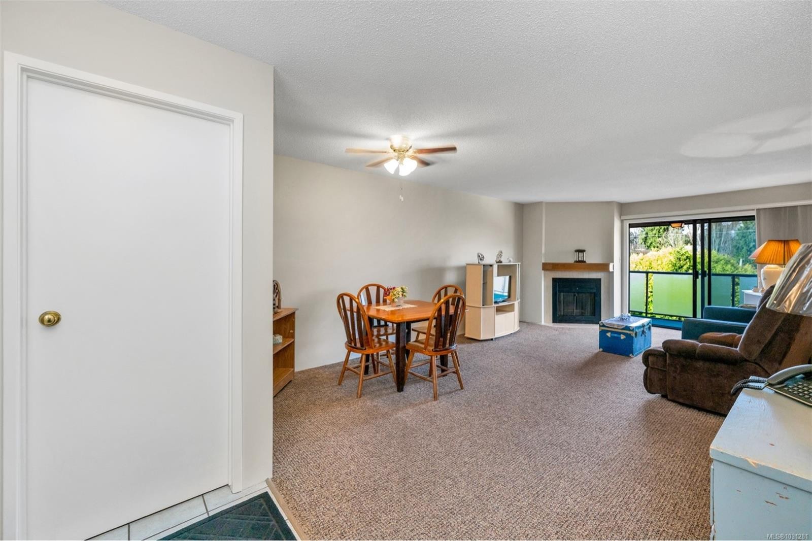 404-435 Festubert St, Duncan, BC - Indoor With Fireplace