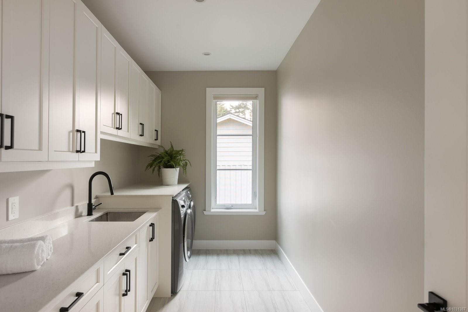 8213 Lochside Dr, Central Saanich, BC