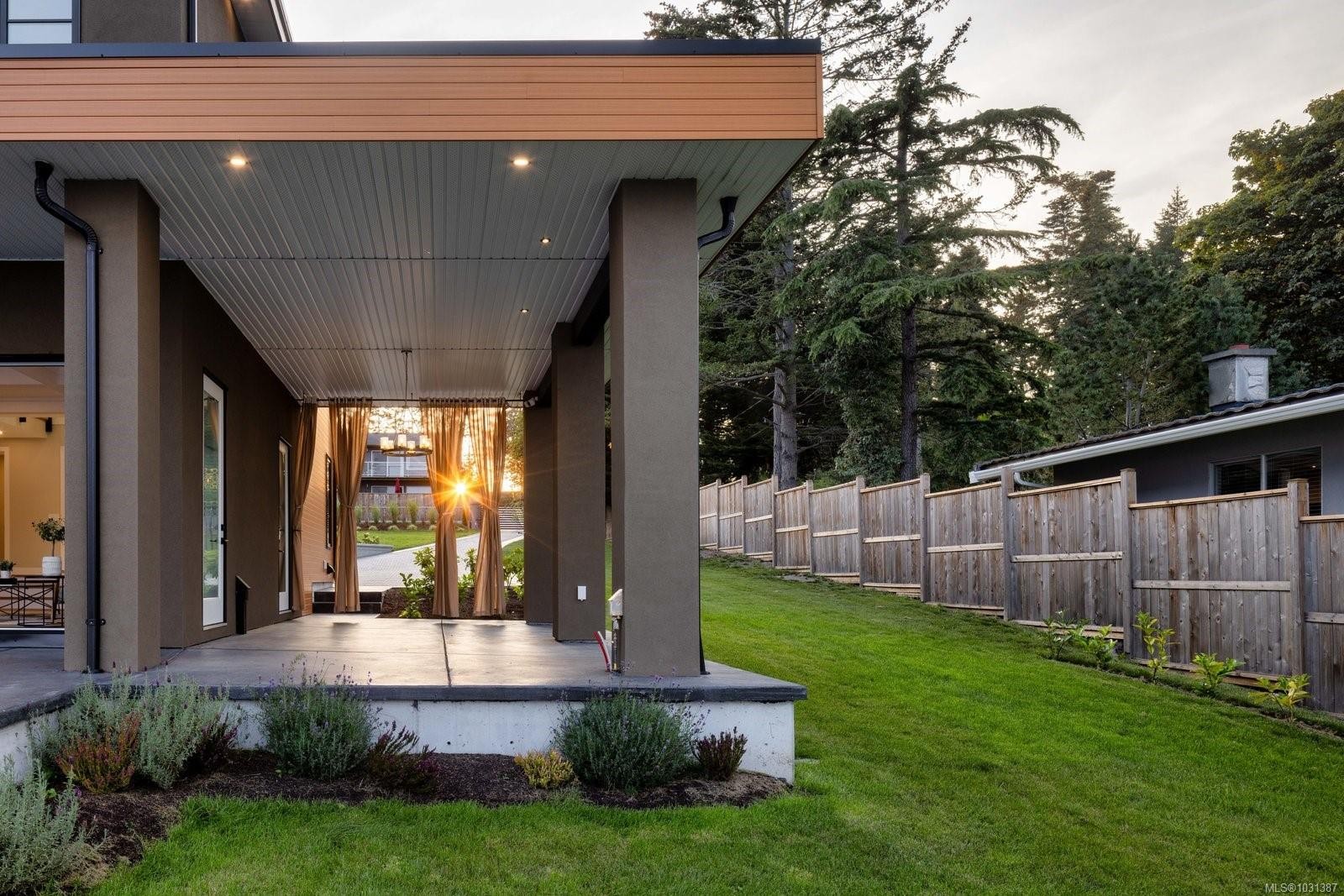 8213 Lochside Dr, Central Saanich, BC
