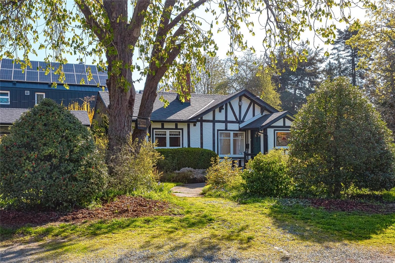 3777 Craigmillar Ave, Saanich, BC