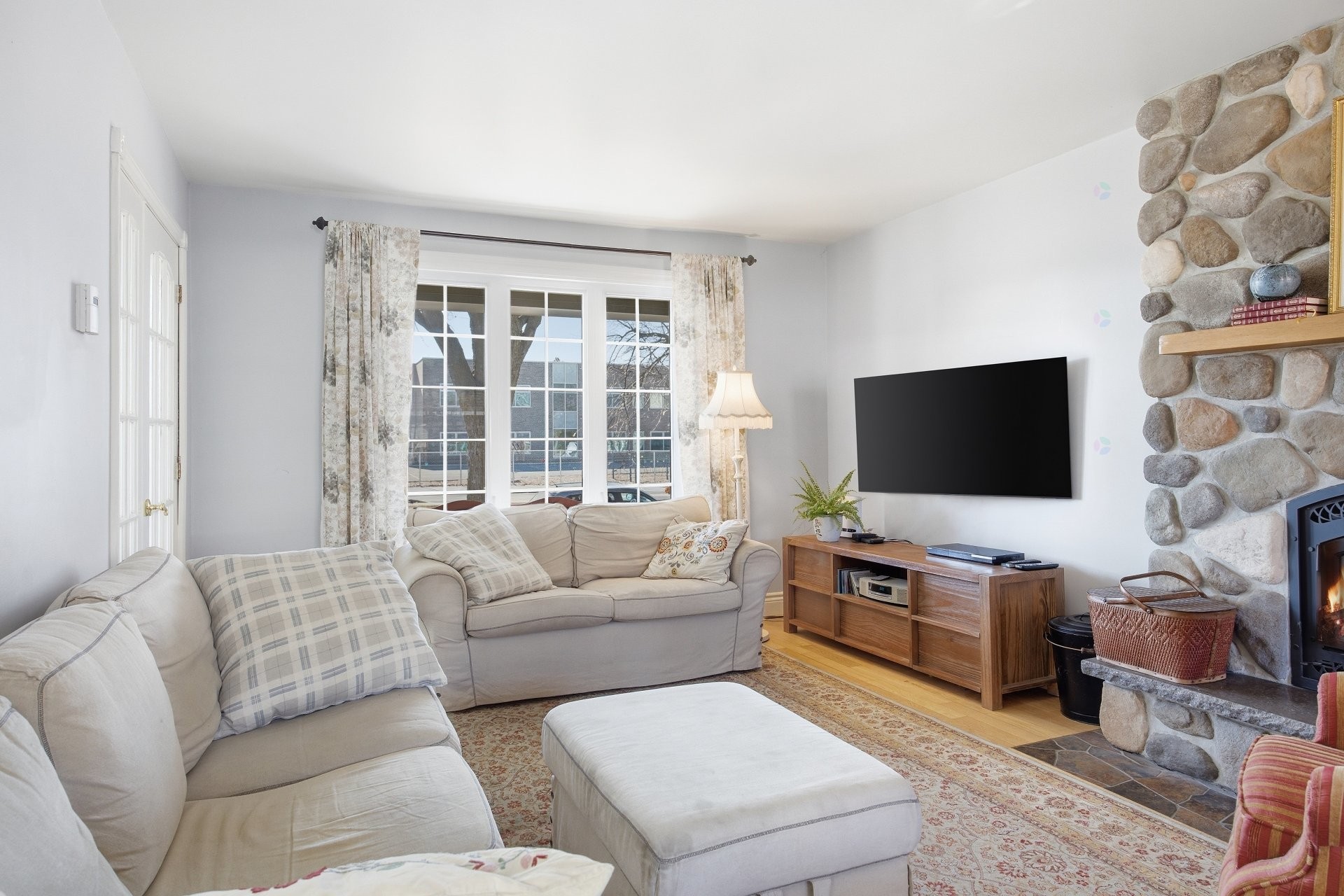 Salon - 880 Rue Gagnon, Saint-Hyacinthe, QC - Indoor Photo Showing Living Room With Fireplace