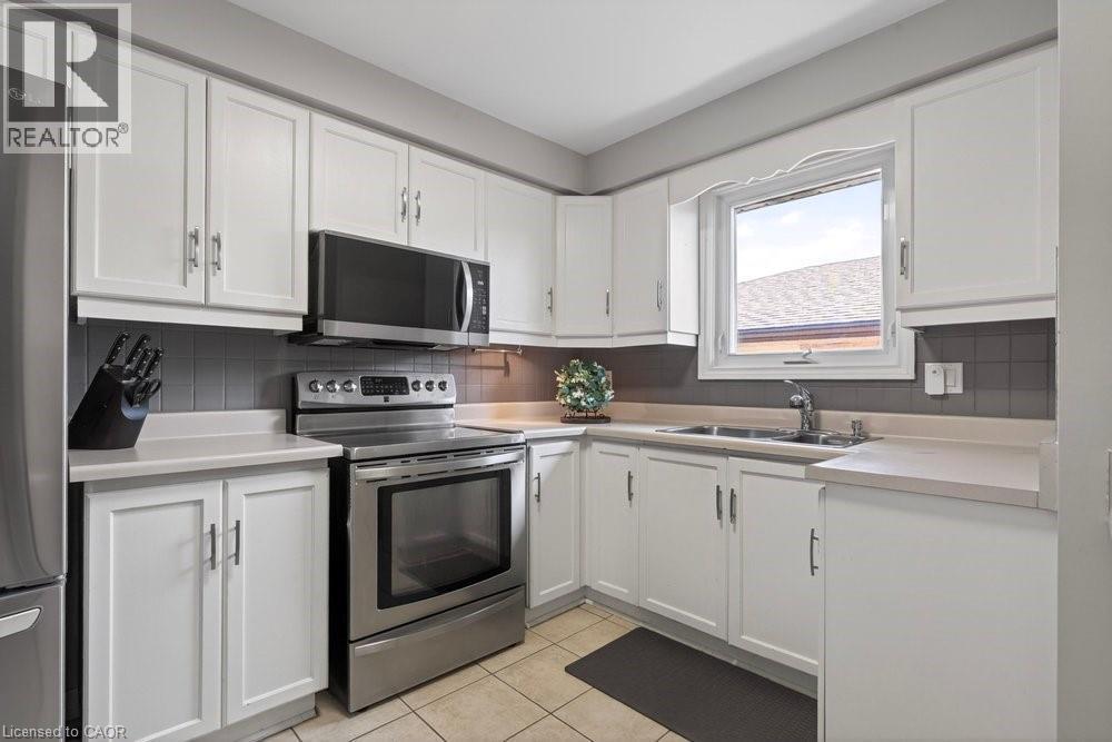 39 Trenholme Crescent, Hamilton, ON - Indoor Photo Showing Kitchen With Double Sink
