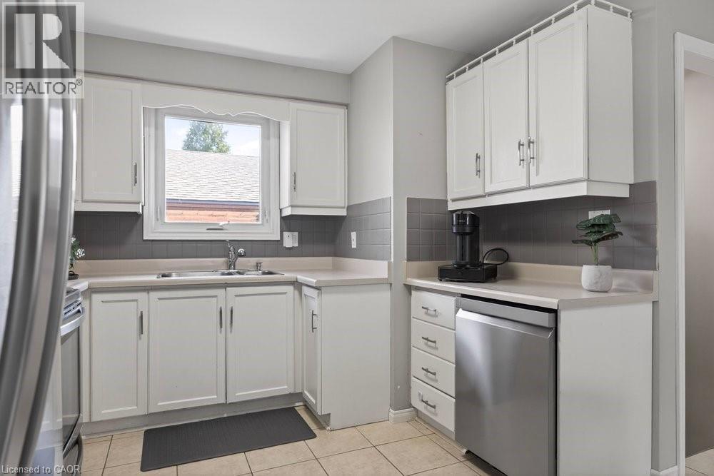 39 Trenholme Crescent, Hamilton, ON - Indoor Photo Showing Kitchen With Double Sink