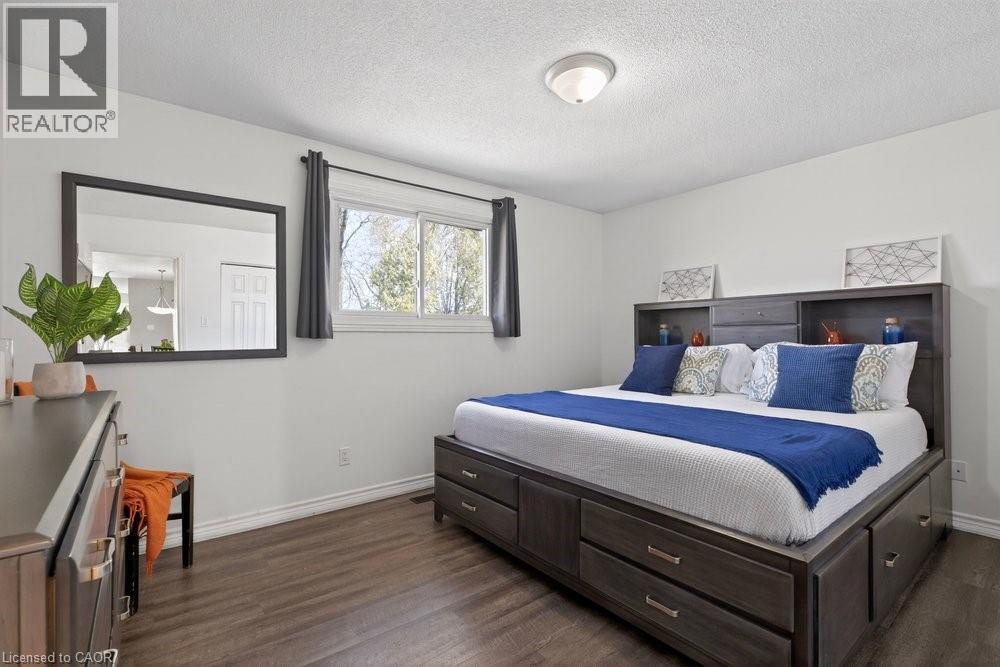 39 Trenholme Crescent, Hamilton, ON - Indoor Photo Showing Bedroom