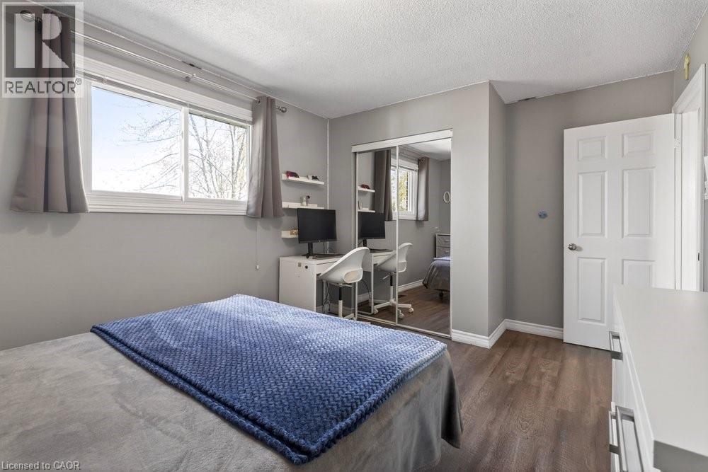 39 Trenholme Crescent, Hamilton, ON - Indoor Photo Showing Bedroom