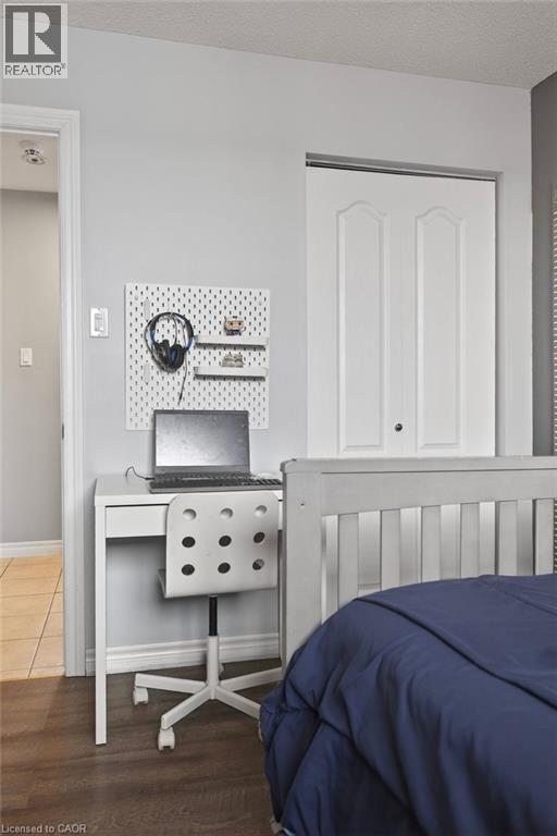 39 Trenholme Crescent, Hamilton, ON - Indoor Photo Showing Bedroom