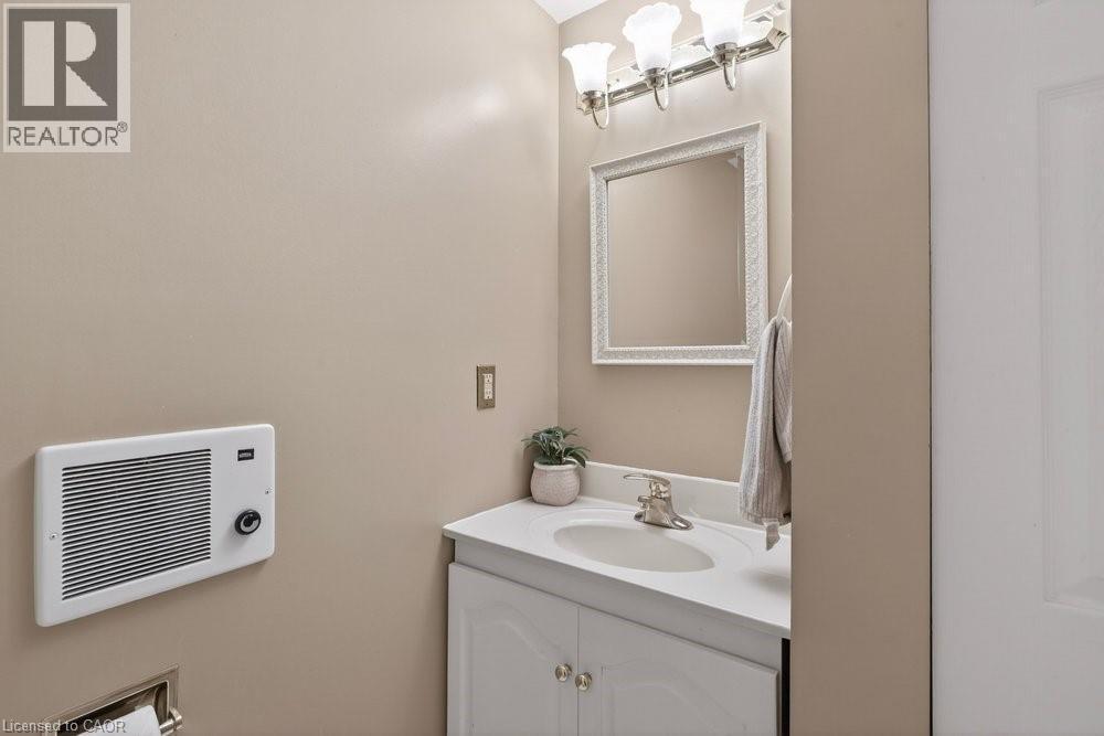39 Trenholme Crescent, Hamilton, ON - Indoor Photo Showing Bathroom