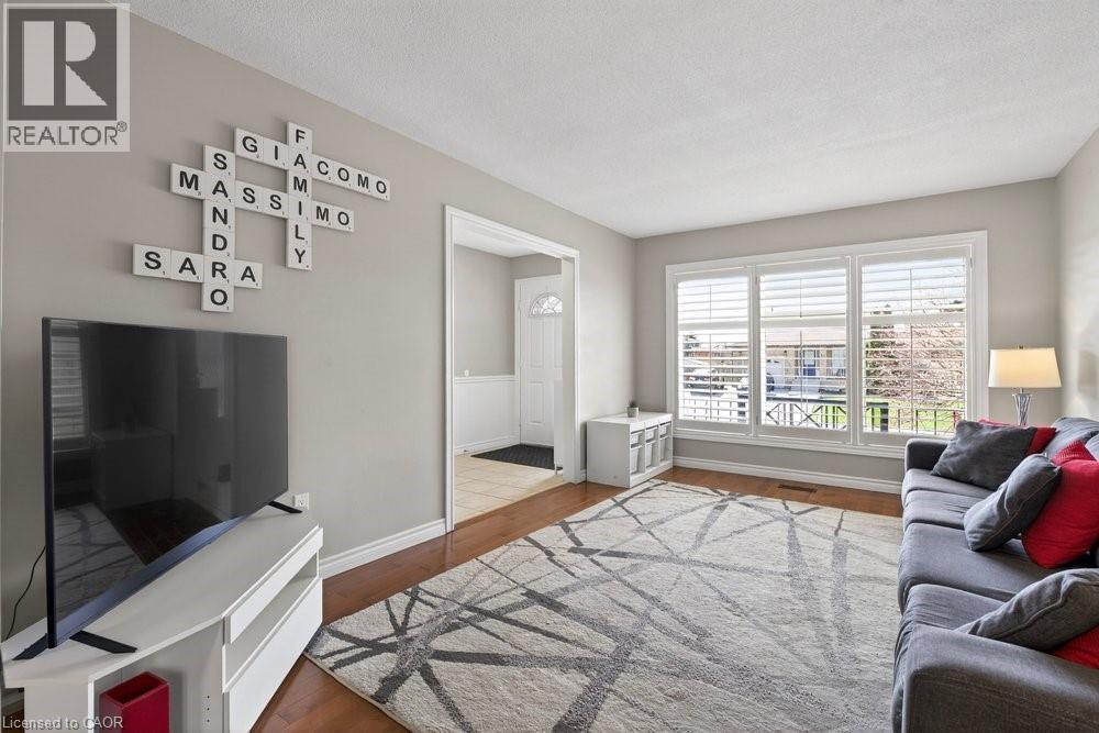 39 Trenholme Crescent, Hamilton, ON - Indoor Photo Showing Living Room