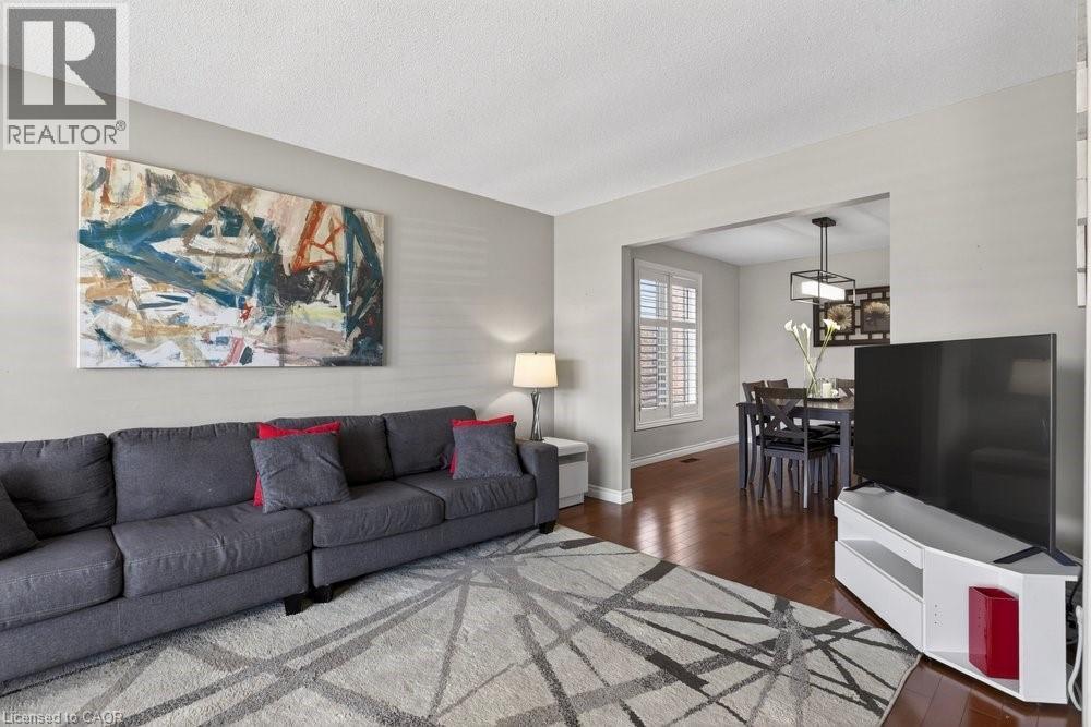 39 Trenholme Crescent, Hamilton, ON - Indoor Photo Showing Living Room