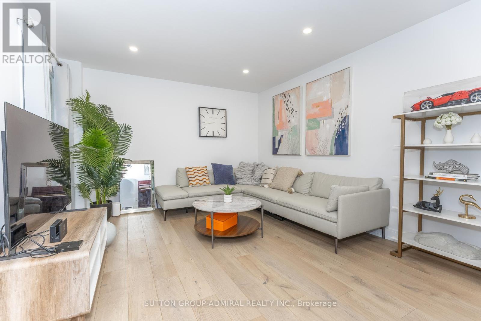 37 Spring Gate Boulevard, Vaughan, ON - Indoor Photo Showing Living Room