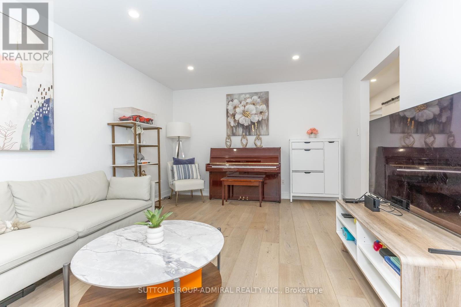 37 Spring Gate Boulevard, Vaughan, ON - Indoor Photo Showing Living Room
