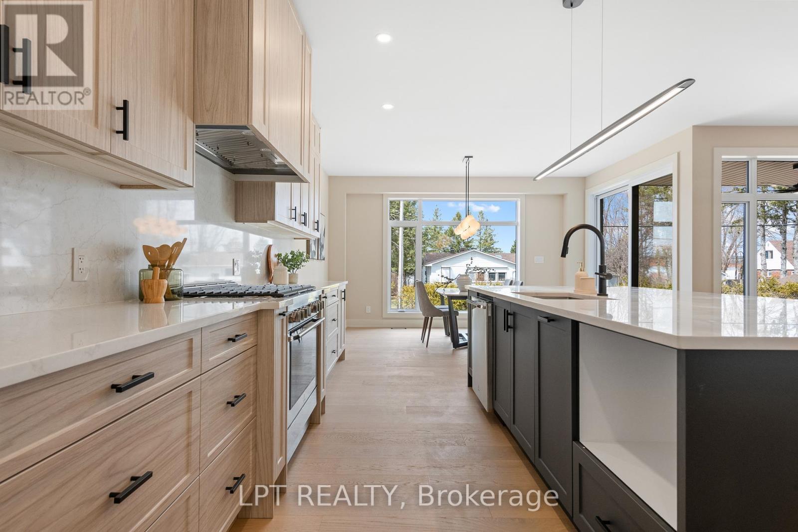 15 Briggs Avenue, Ottawa, ON - Indoor Photo Showing Kitchen With Upgraded Kitchen