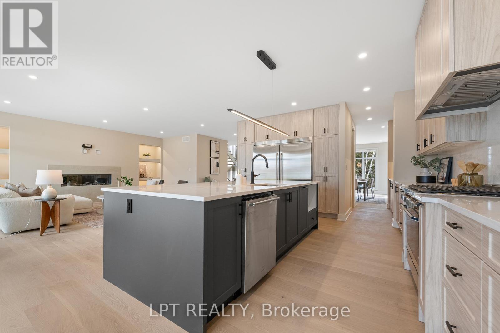 15 Briggs Avenue, Ottawa, ON - Indoor Photo Showing Kitchen With Upgraded Kitchen