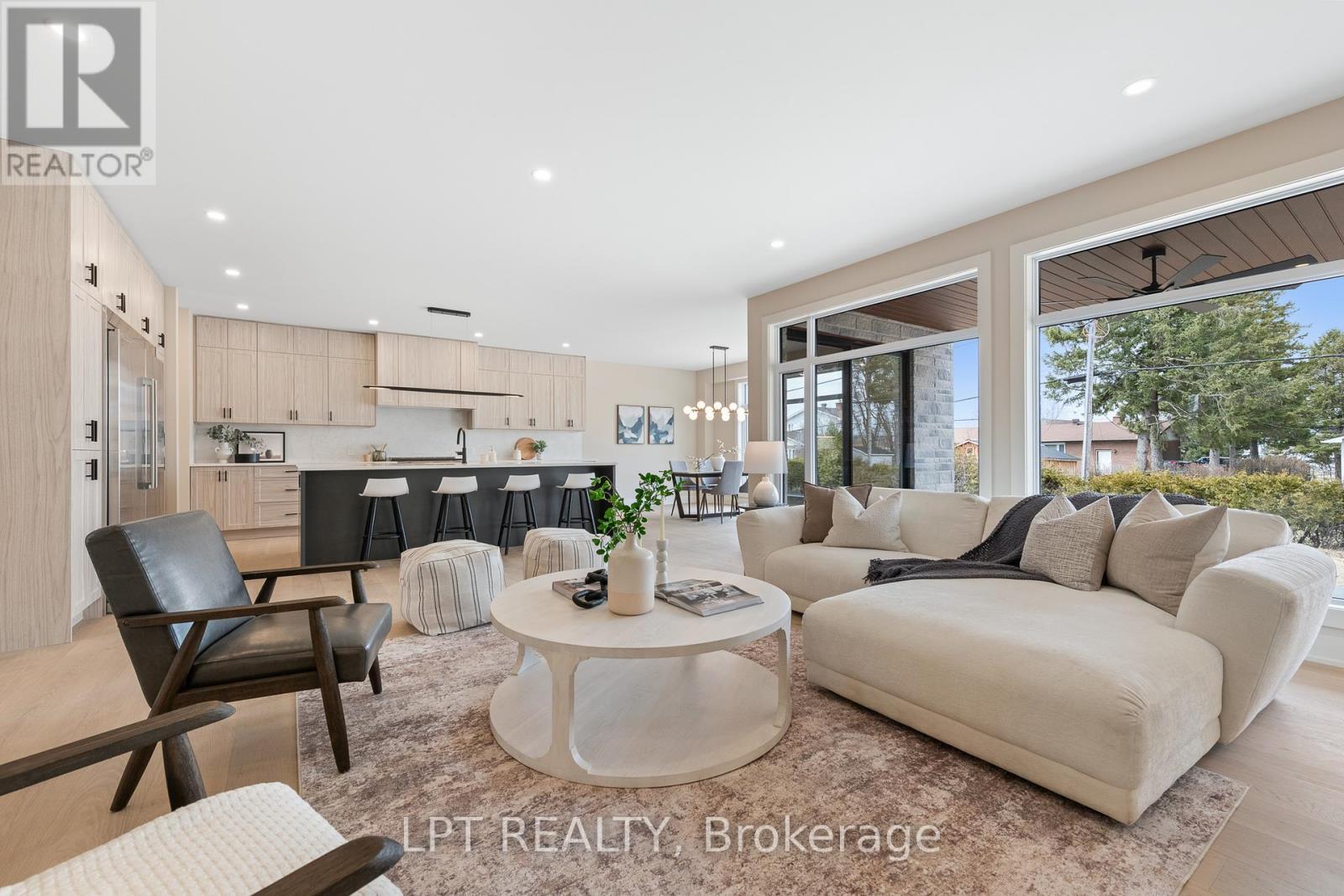 15 Briggs Avenue, Ottawa, ON - Indoor Photo Showing Living Room