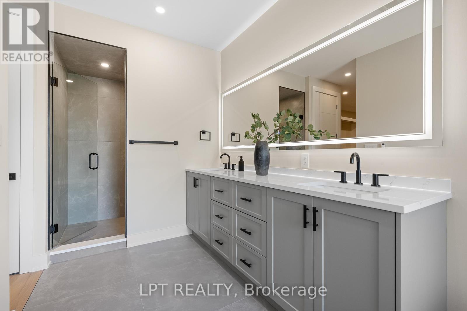 15 Briggs Avenue, Ottawa, ON - Indoor Photo Showing Bathroom