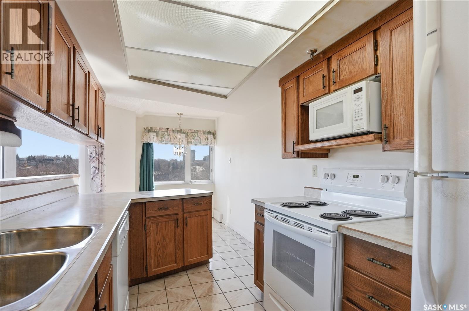 540 424 Spadina Crescent E, Saskatoon, SK - Indoor Photo Showing Kitchen With Double Sink