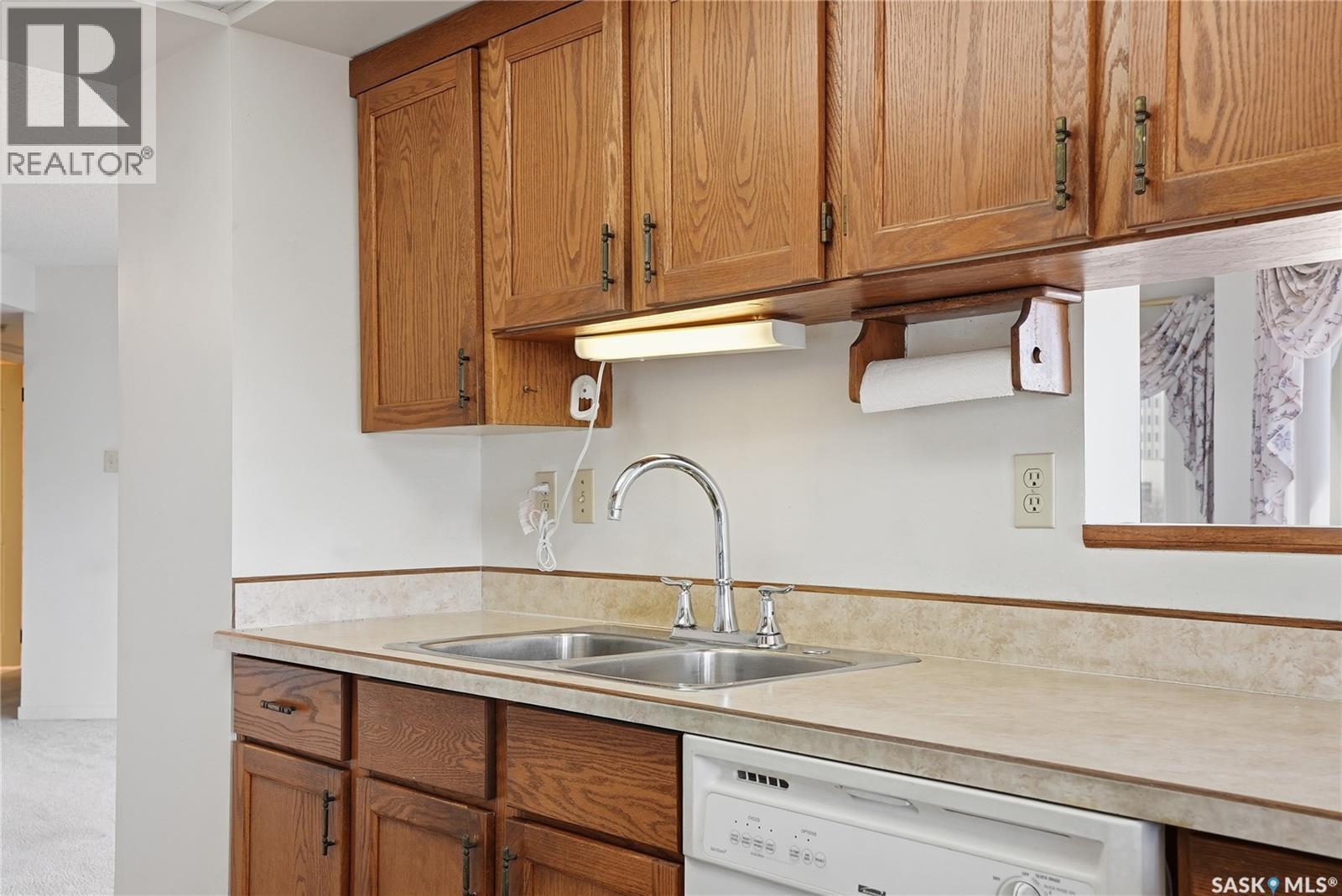 540 424 Spadina Crescent E, Saskatoon, SK - Indoor Photo Showing Kitchen With Double Sink