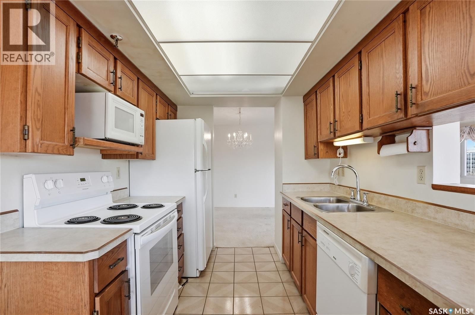 540 424 Spadina Crescent E, Saskatoon, SK - Indoor Photo Showing Kitchen With Double Sink