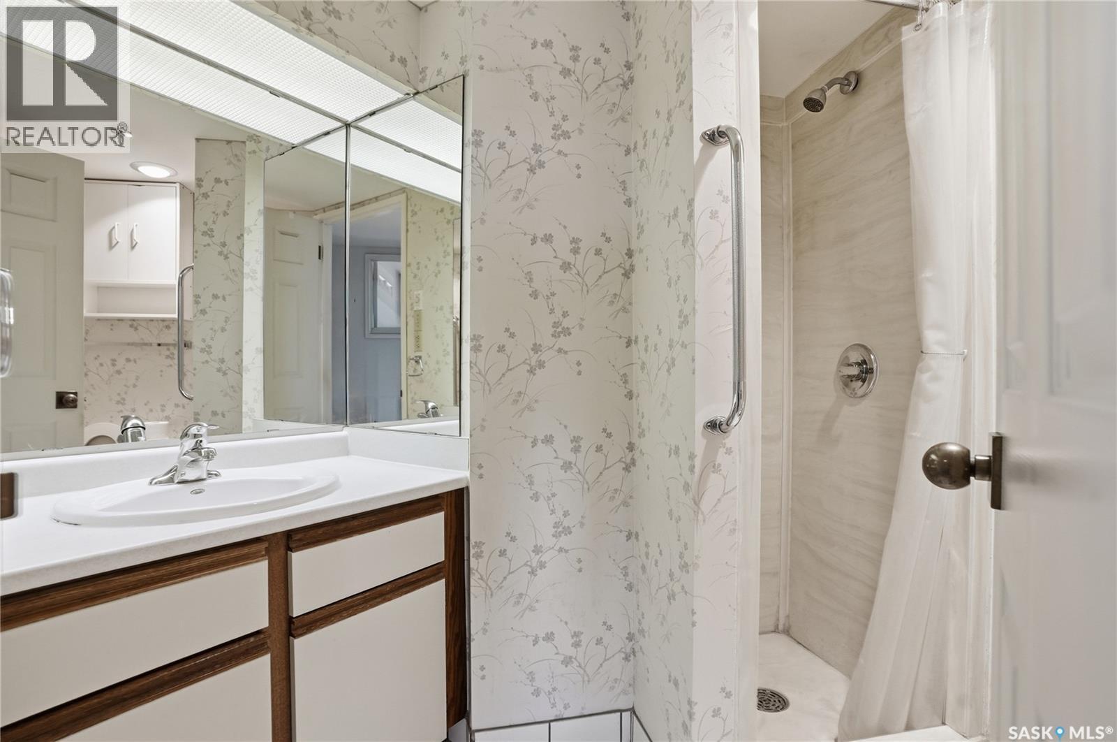 540 424 Spadina Crescent E, Saskatoon, SK - Indoor Photo Showing Bathroom