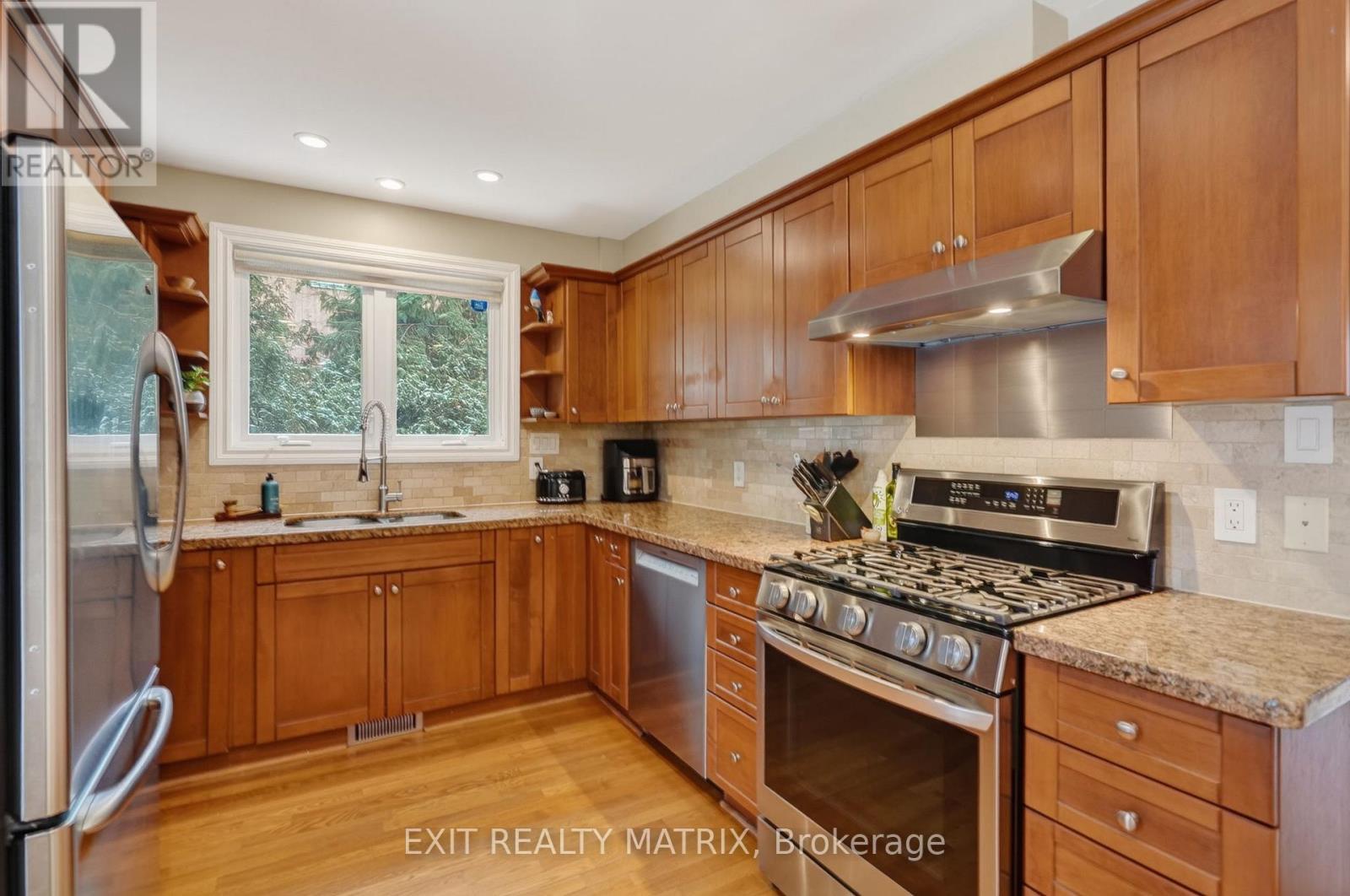 2586 Henley Street, Ottawa, ON - Indoor Photo Showing Kitchen With Double Sink