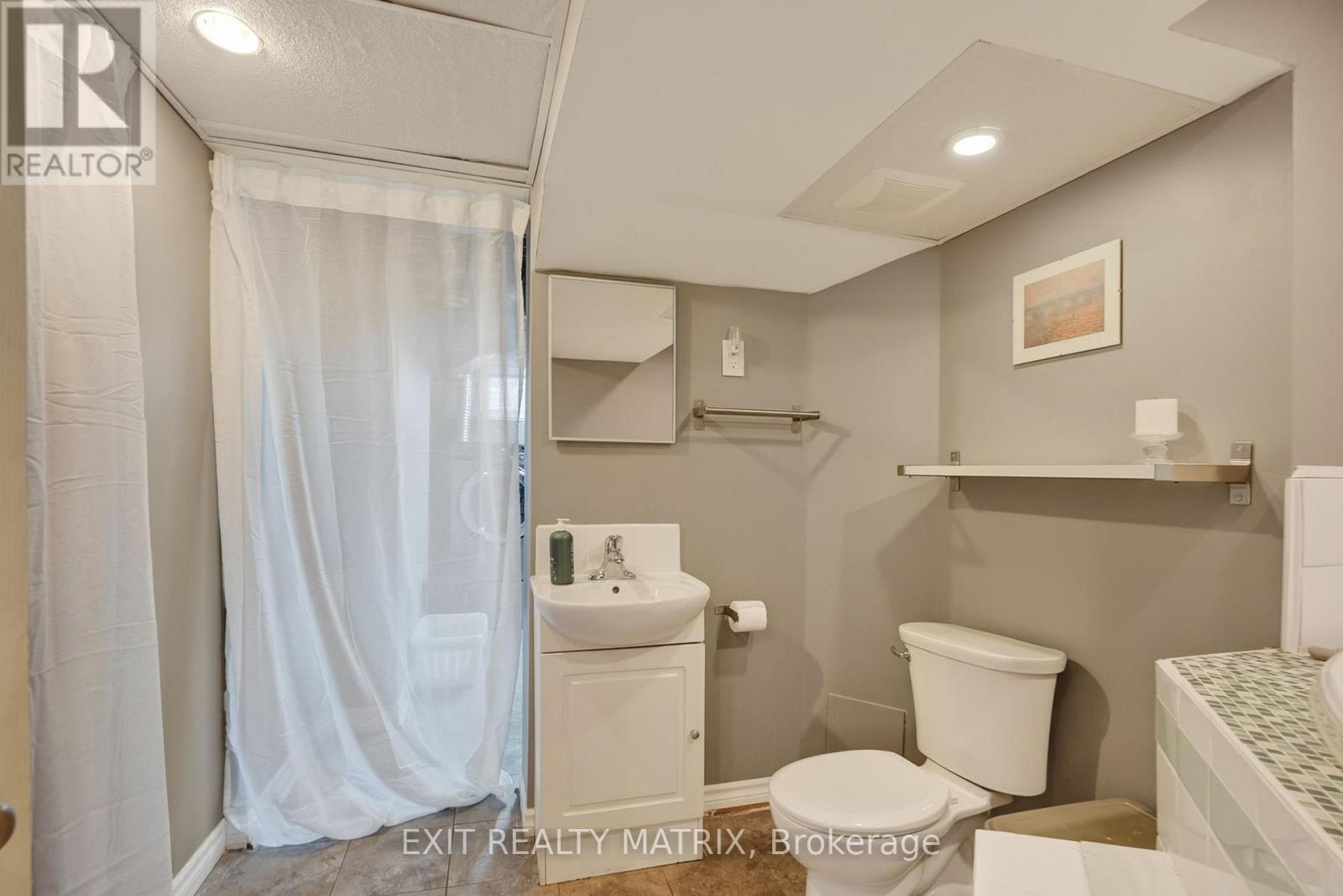 2586 Henley Street, Ottawa, ON - Indoor Photo Showing Bathroom