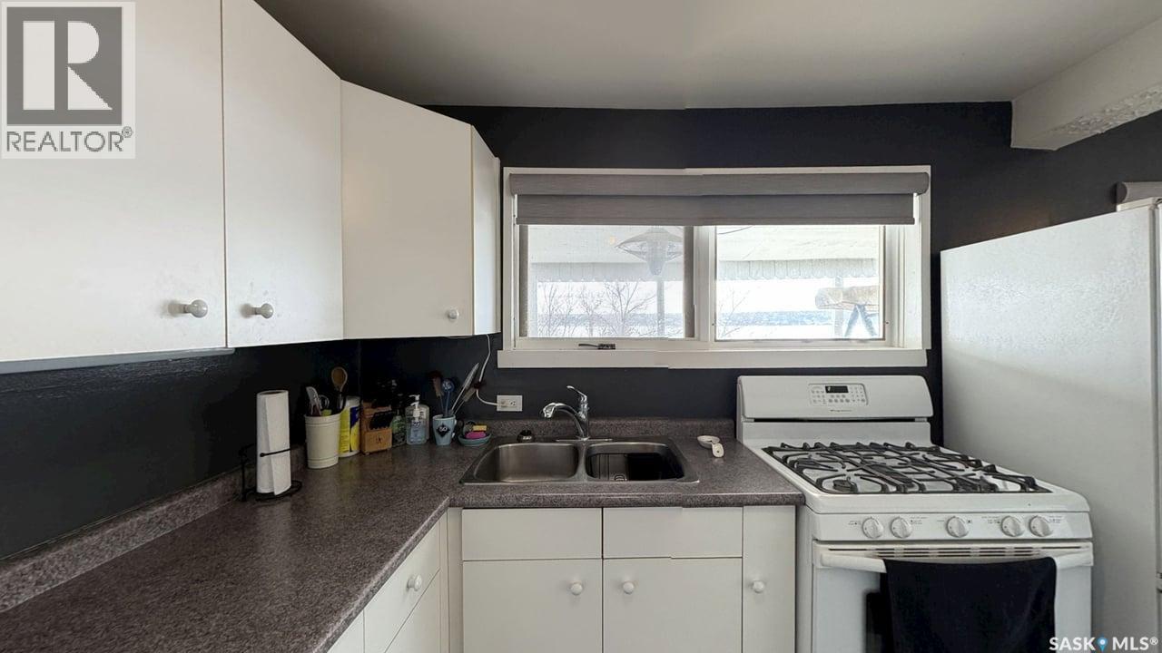 400 Hillcrest Avenue, Saskatchewan Beach, SK - Indoor Photo Showing Kitchen With Double Sink