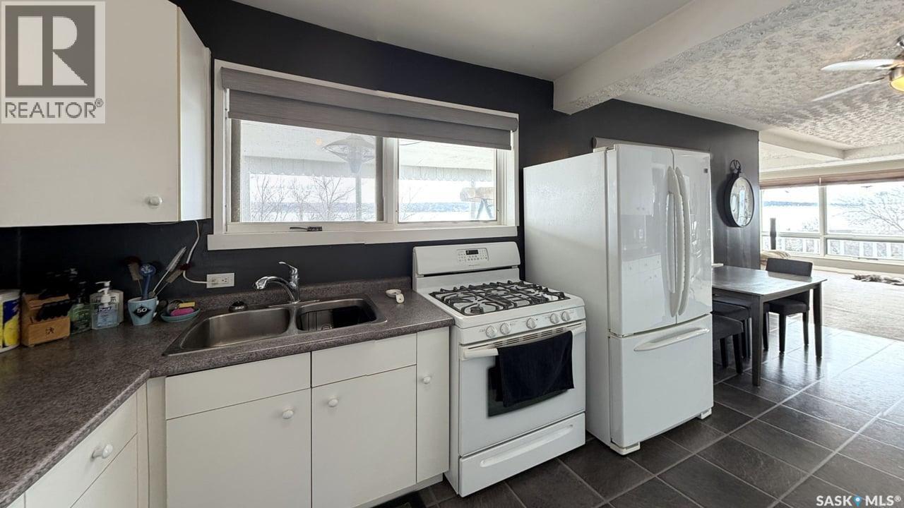 400 Hillcrest Avenue, Saskatchewan Beach, SK - Indoor Photo Showing Kitchen With Double Sink