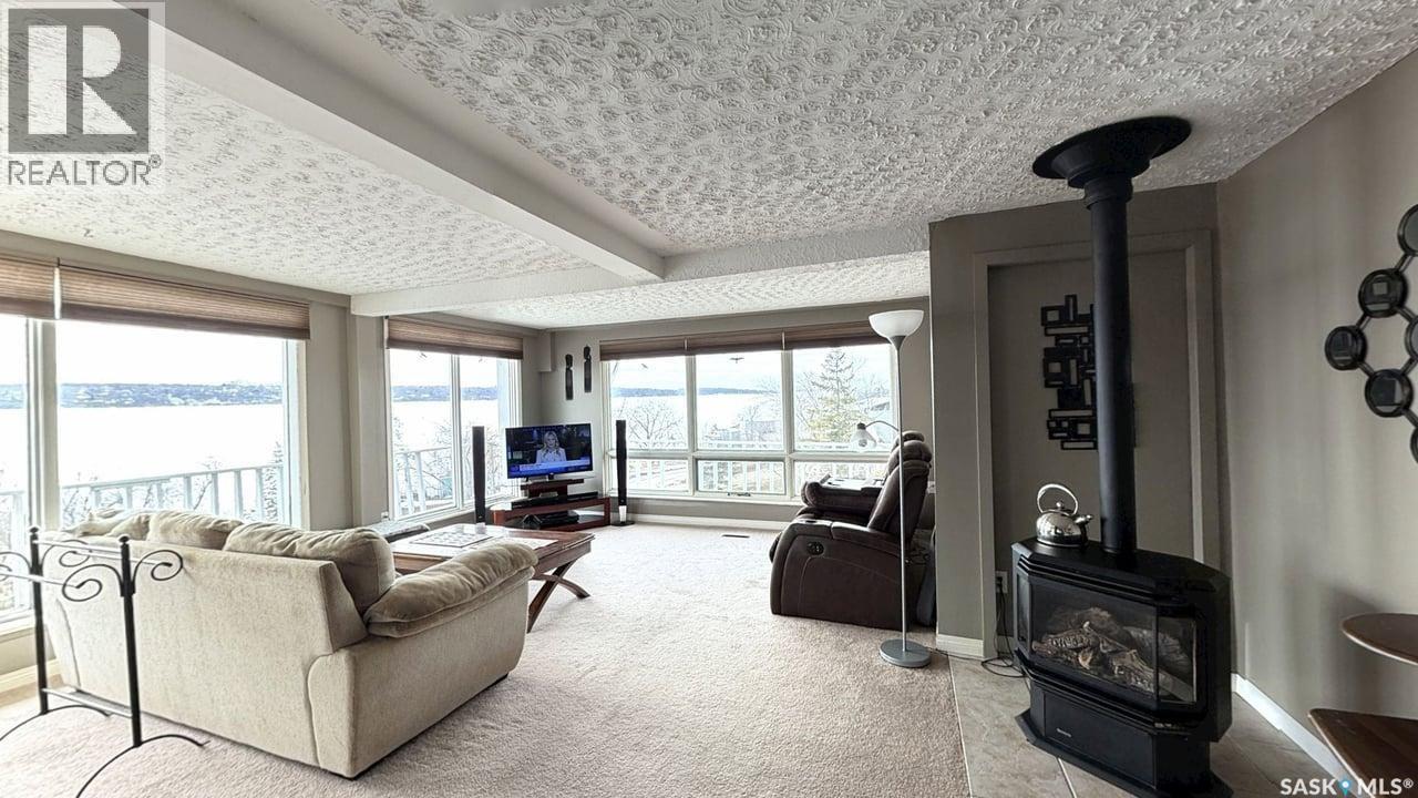 400 Hillcrest Avenue, Saskatchewan Beach, SK - Indoor Photo Showing Living Room With Fireplace