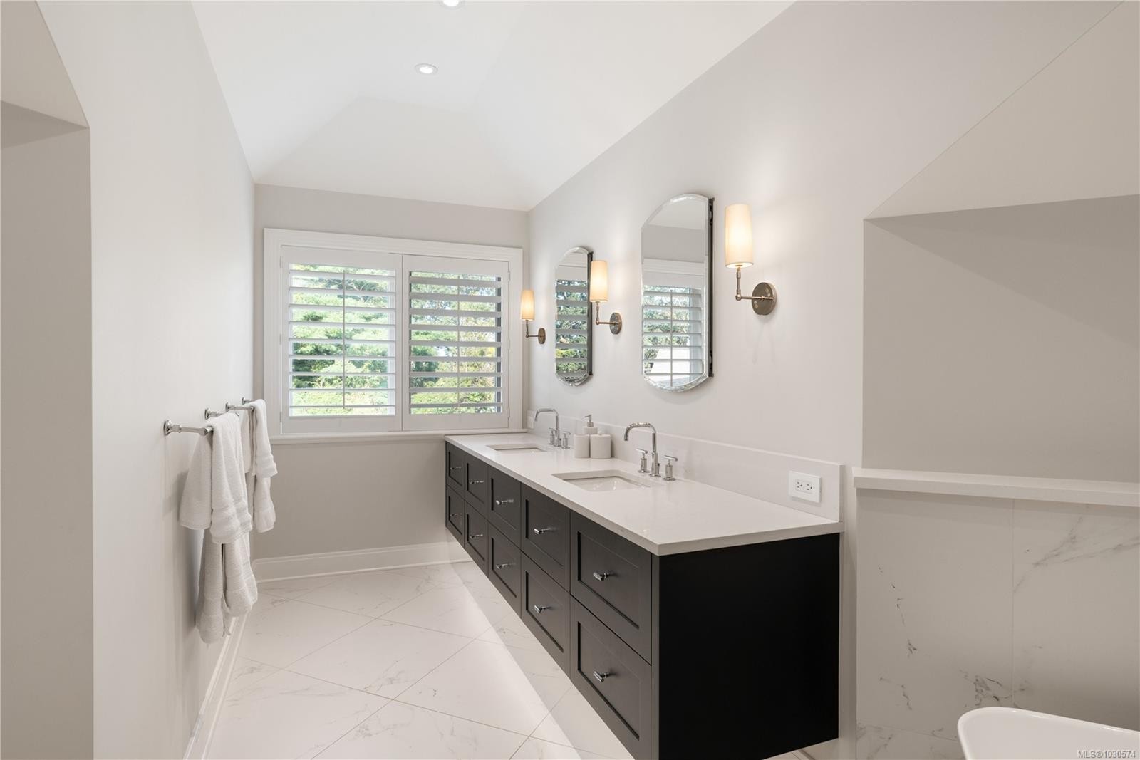 683 Mountjoy Ave, Oak Bay, BC