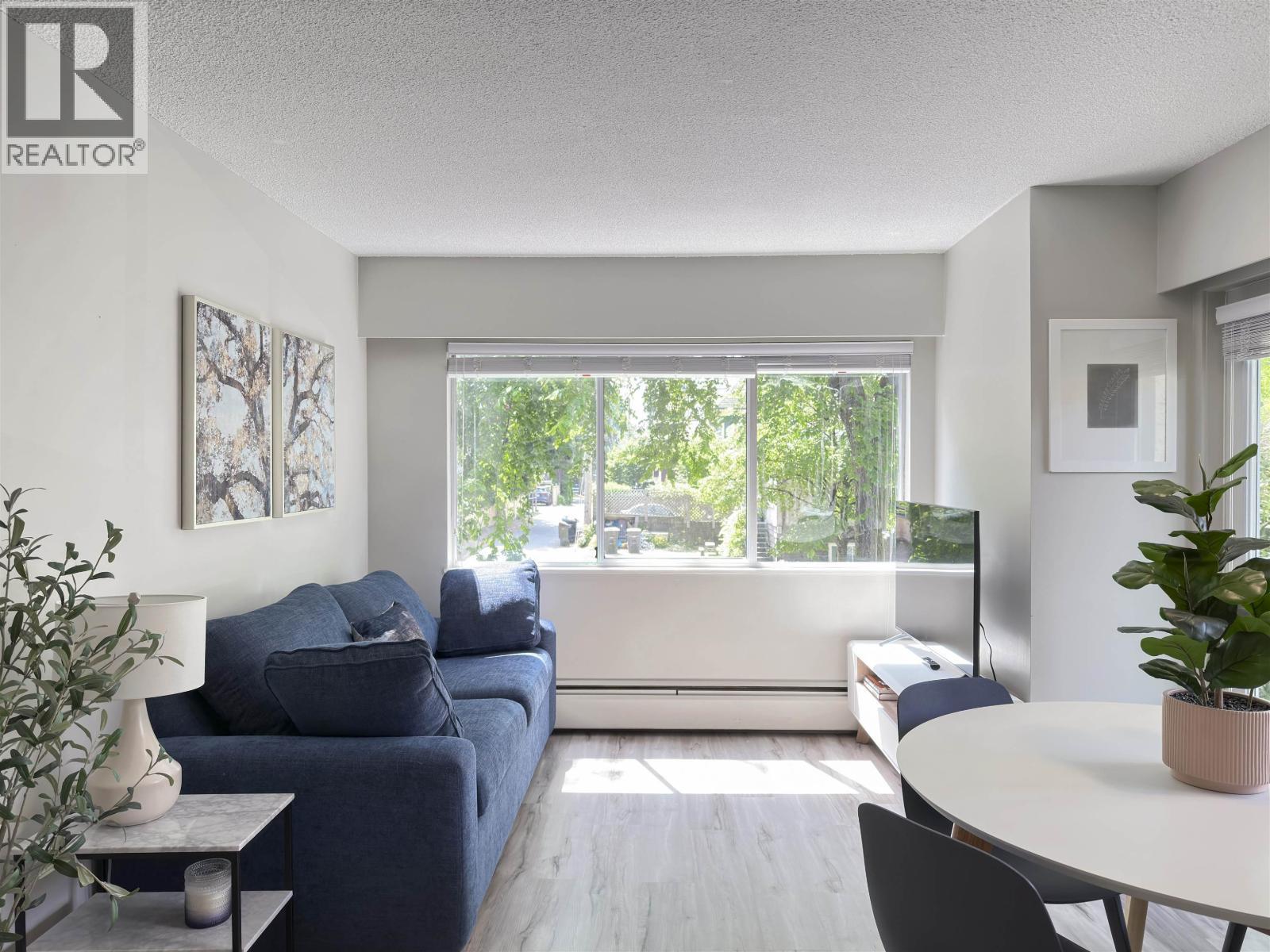 1923 Parker Street, Vancouver, BC - Indoor Photo Showing Living Room