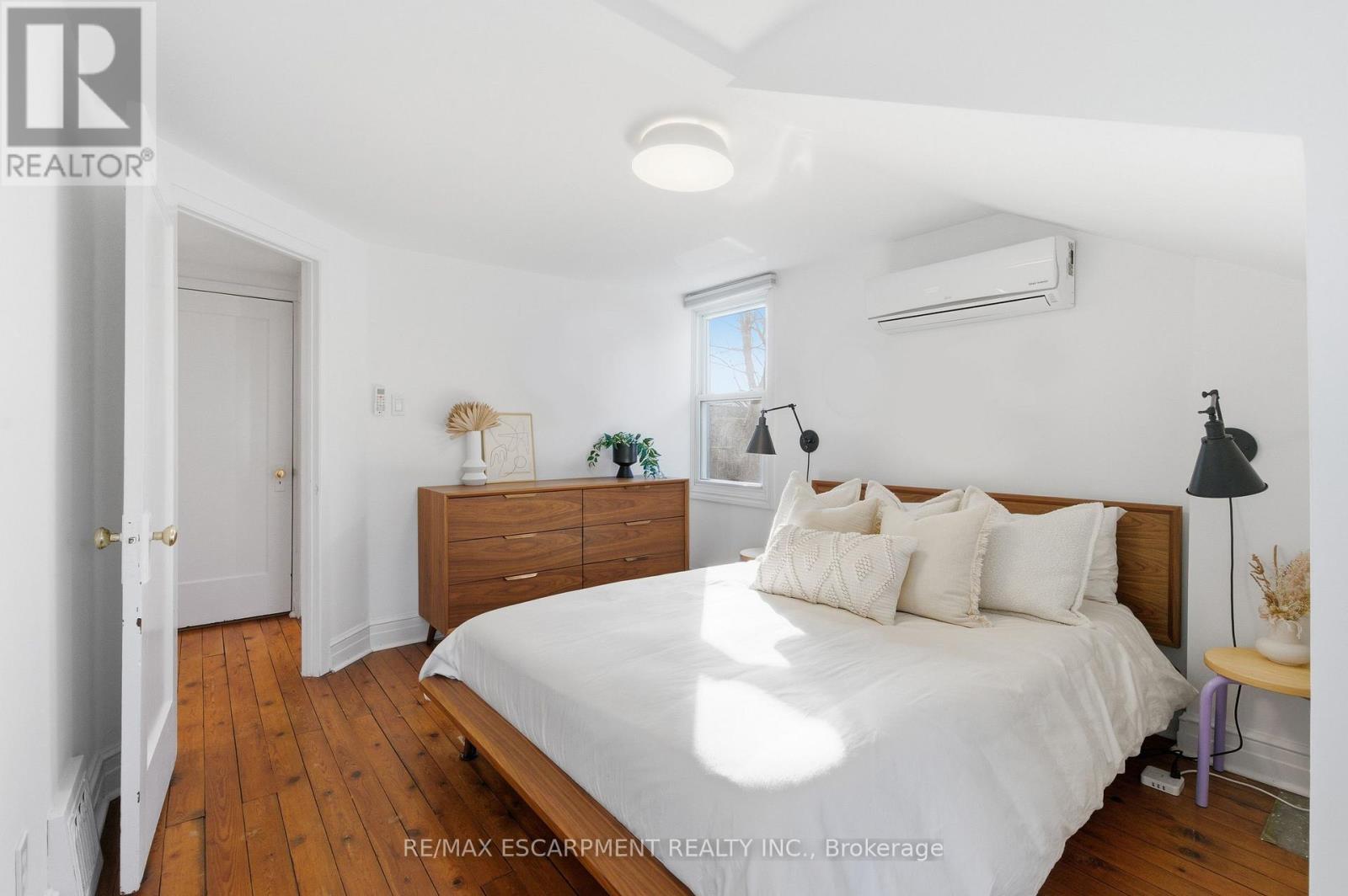 Additional ductless heat/ac - 73 Arkell Street, Hamilton, ON - Indoor Photo Showing Bedroom