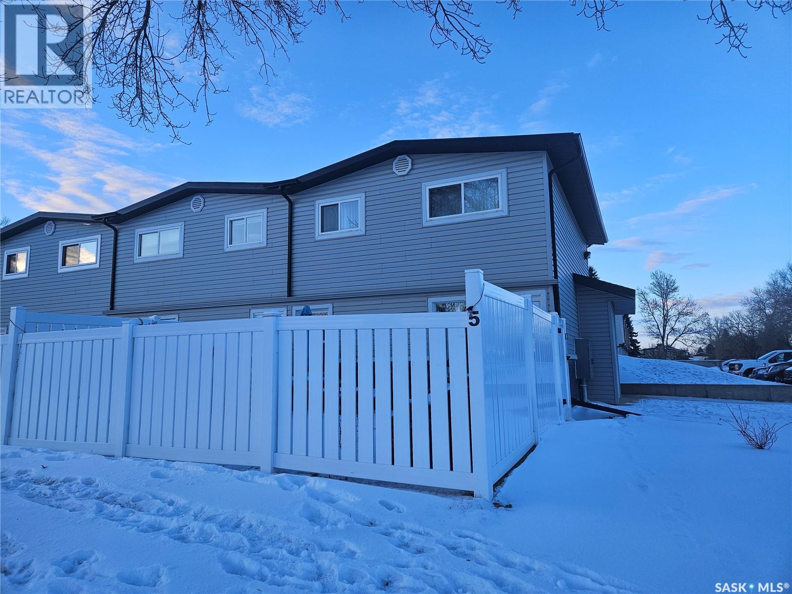 5 1292 Gordon Road, Moose Jaw, SK - Outdoor
