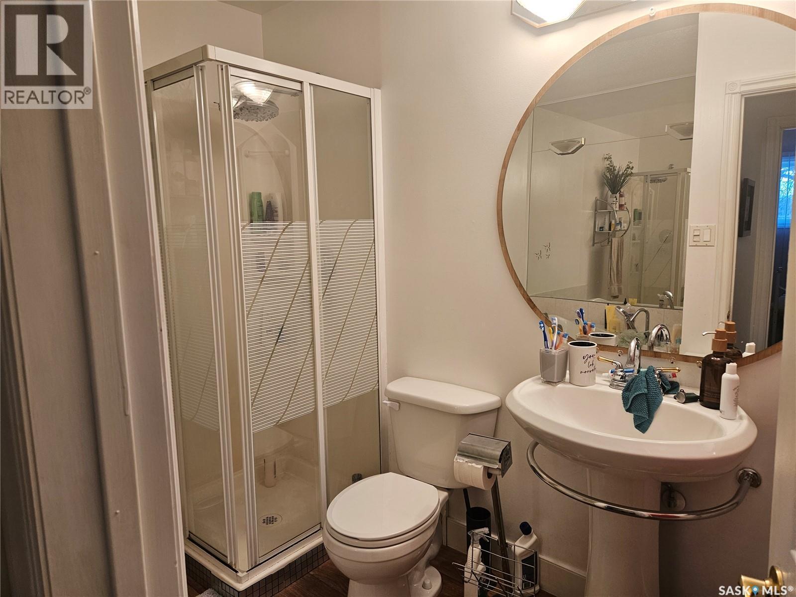 5 1292 Gordon Road, Moose Jaw, SK - Indoor Photo Showing Bathroom