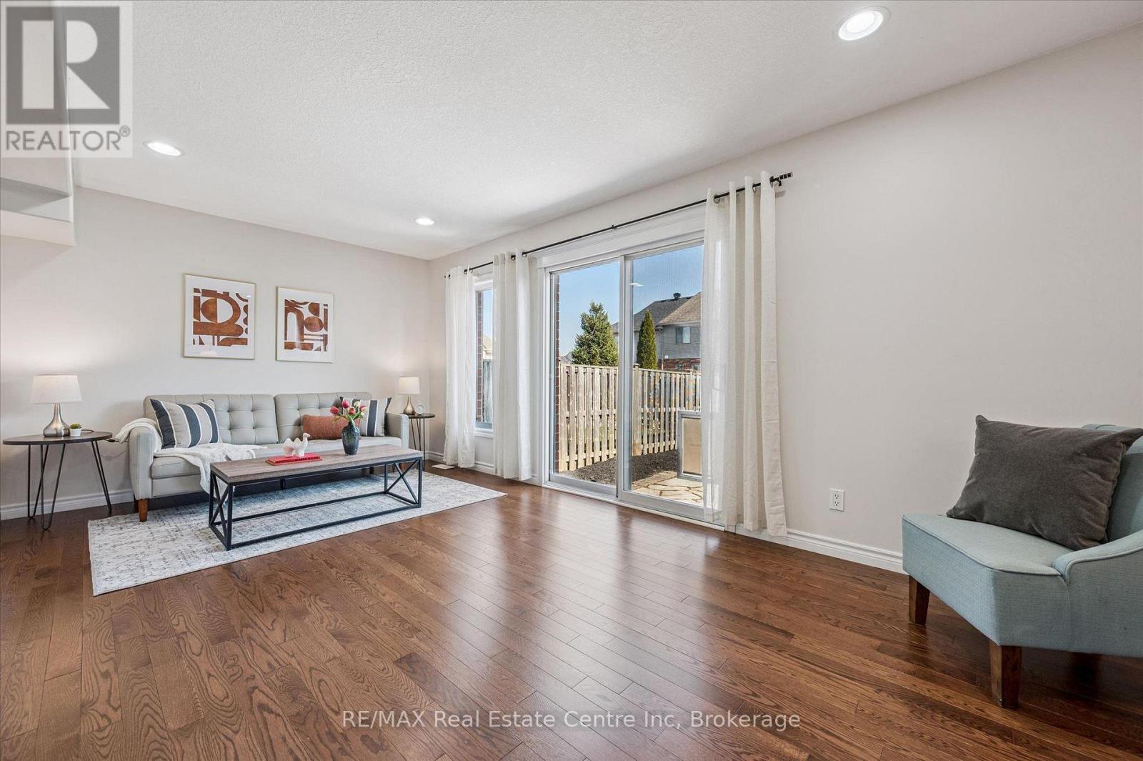 93 Washburn Drive, Guelph (Grange Road), ON - Indoor Photo Showing Living Room