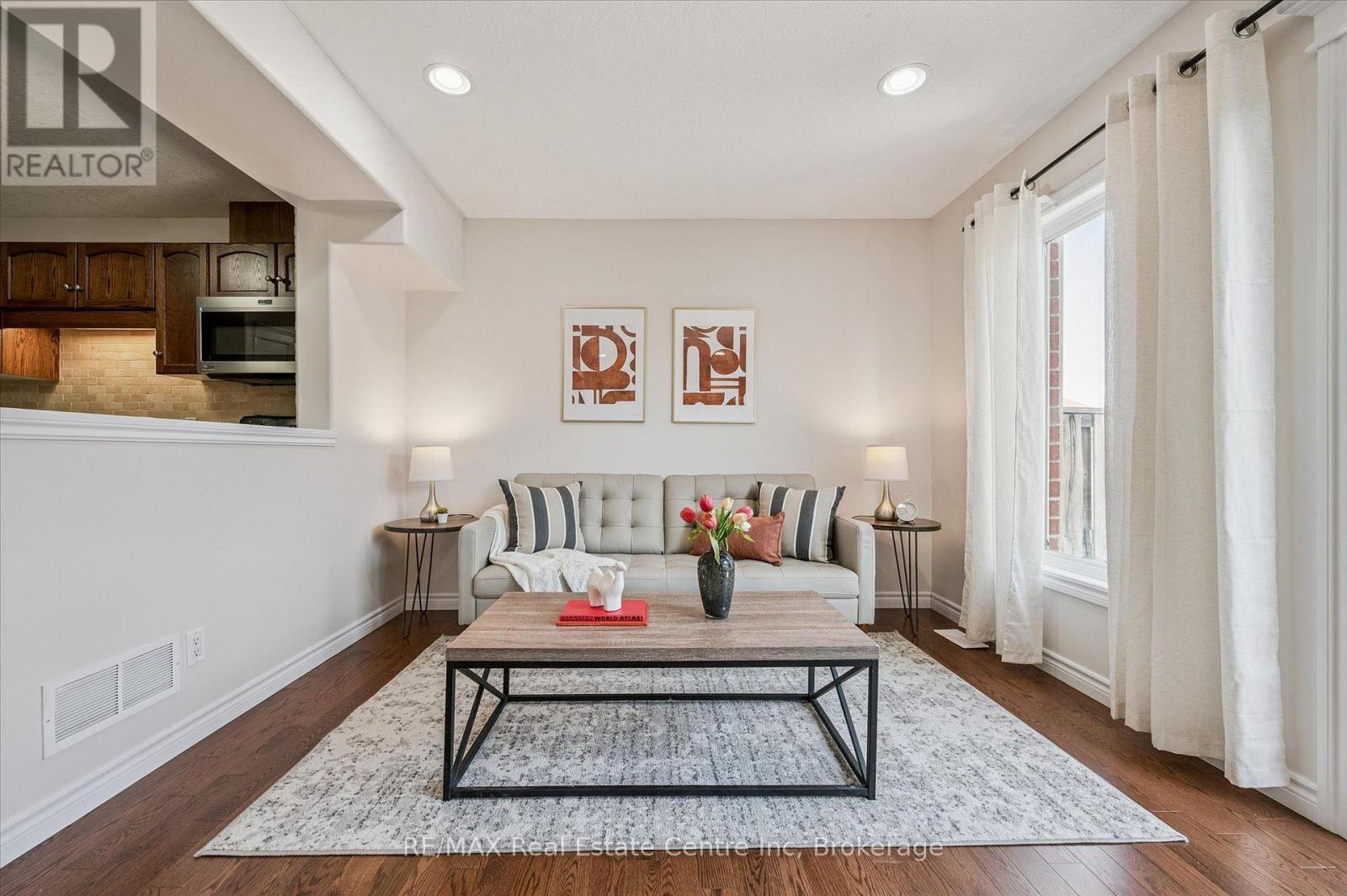 93 Washburn Drive, Guelph (Grange Road), ON - Indoor Photo Showing Living Room