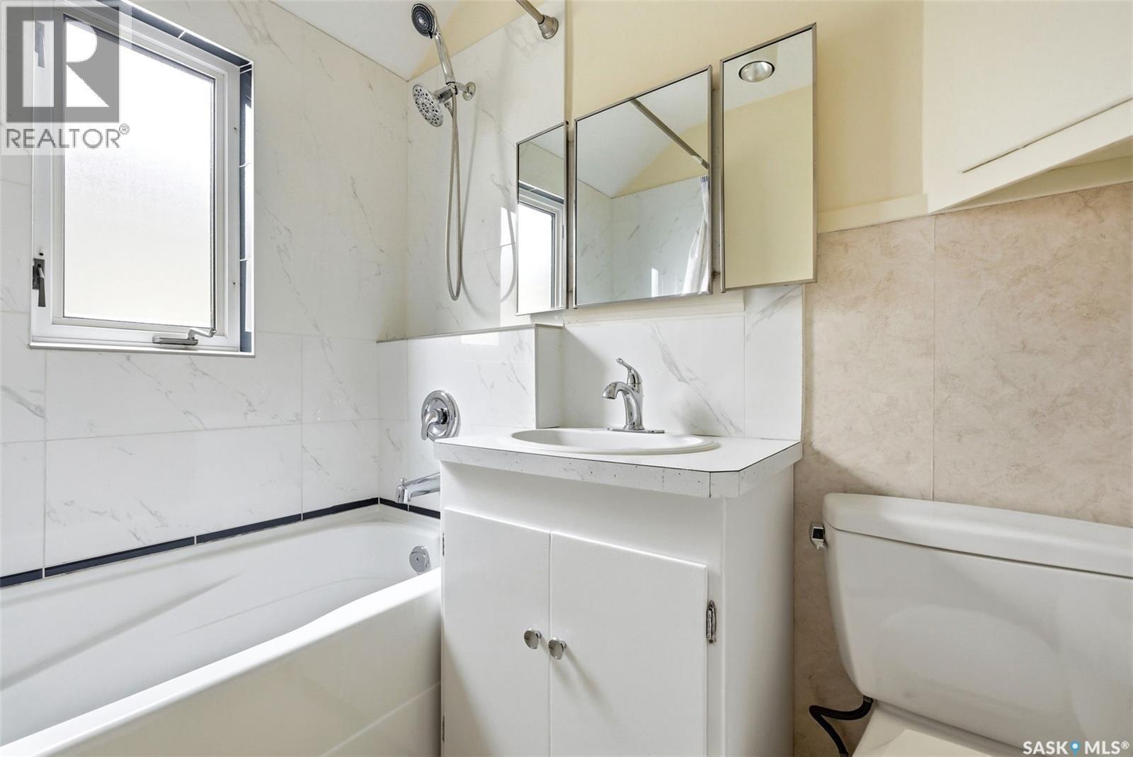 1921 Atkinson Street, Regina, SK - Indoor Photo Showing Bathroom