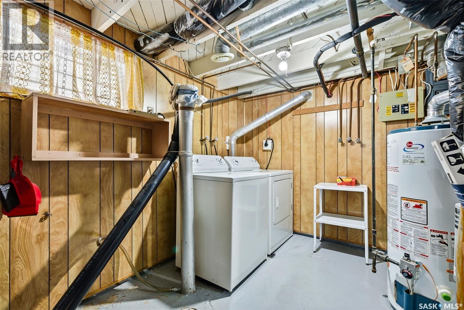 1921 Atkinson Street, Regina, SK - Indoor Photo Showing Laundry Room