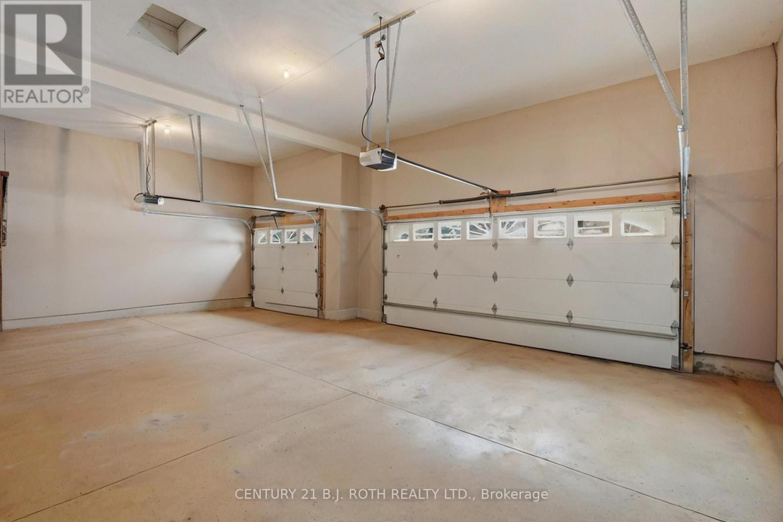 6 Lloyd Cook Drive E, Springwater, ON - Indoor Photo Showing Garage