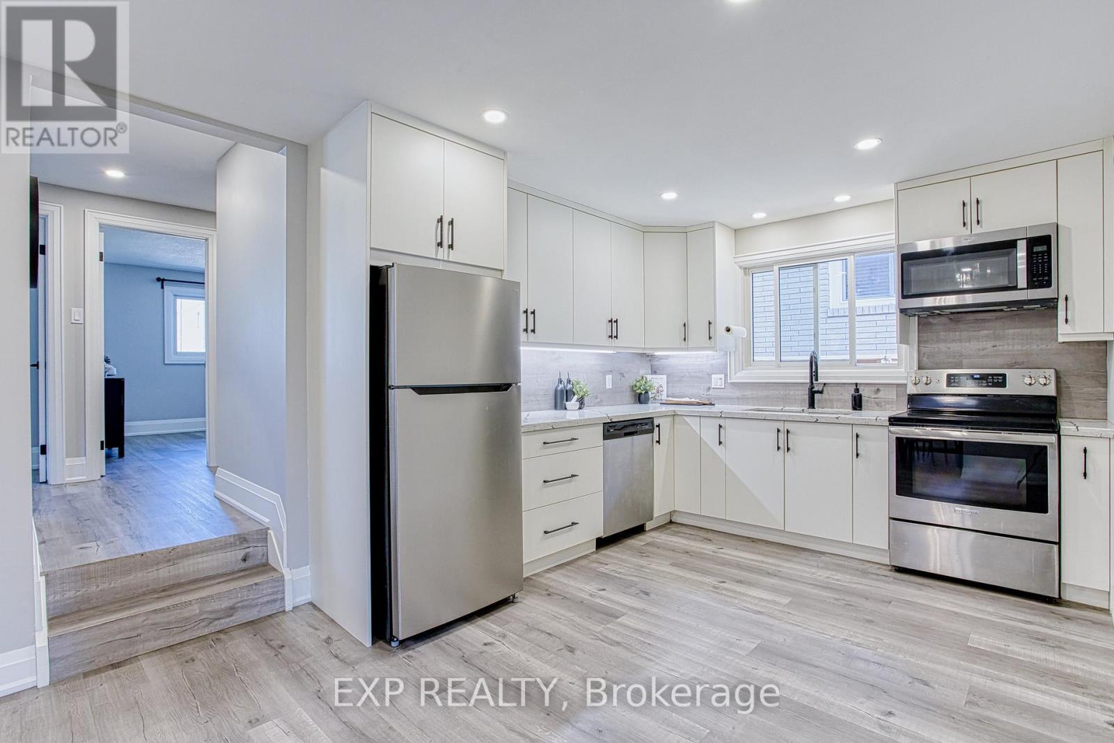 4 Colgate Court, Hamilton, ON - Indoor Photo Showing Kitchen