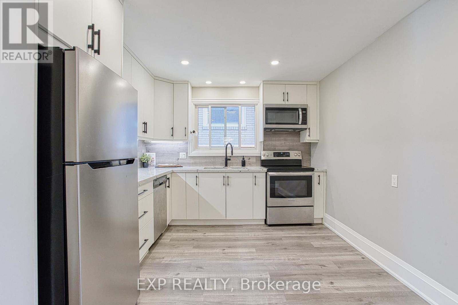 4 Colgate Court, Hamilton, ON - Indoor Photo Showing Kitchen