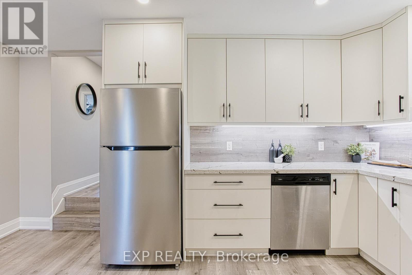 4 Colgate Court, Hamilton, ON - Indoor Photo Showing Kitchen With Upgraded Kitchen