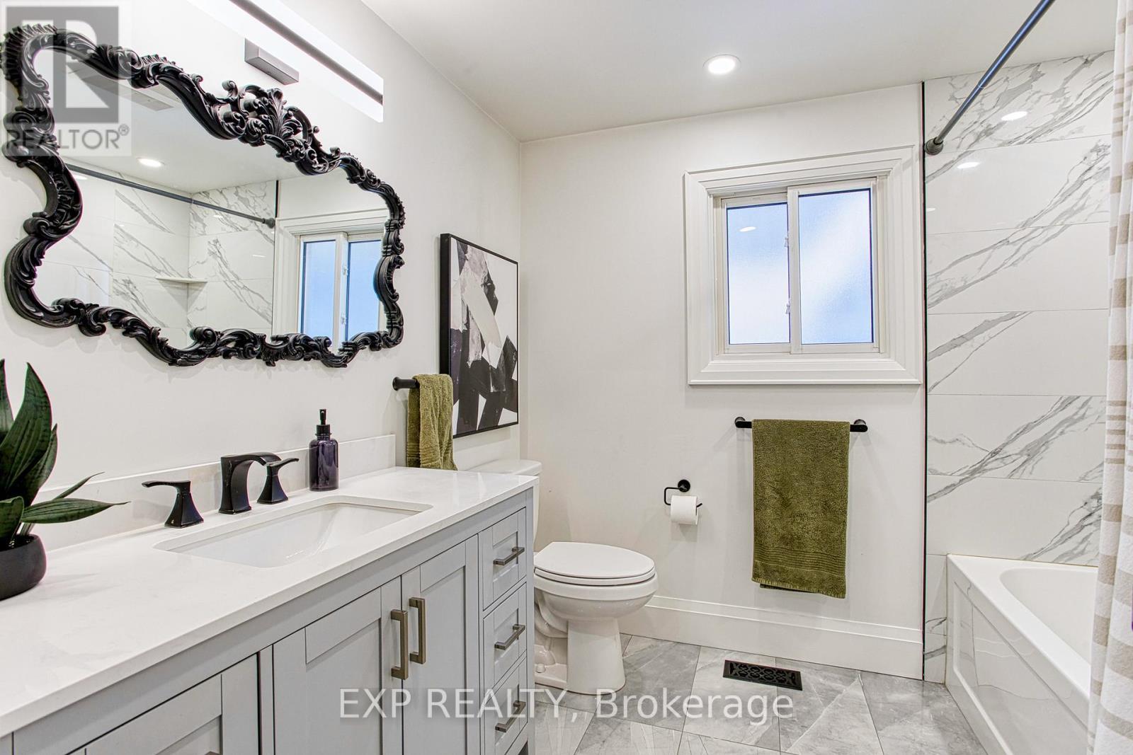 4 Colgate Court, Hamilton, ON - Indoor Photo Showing Bathroom