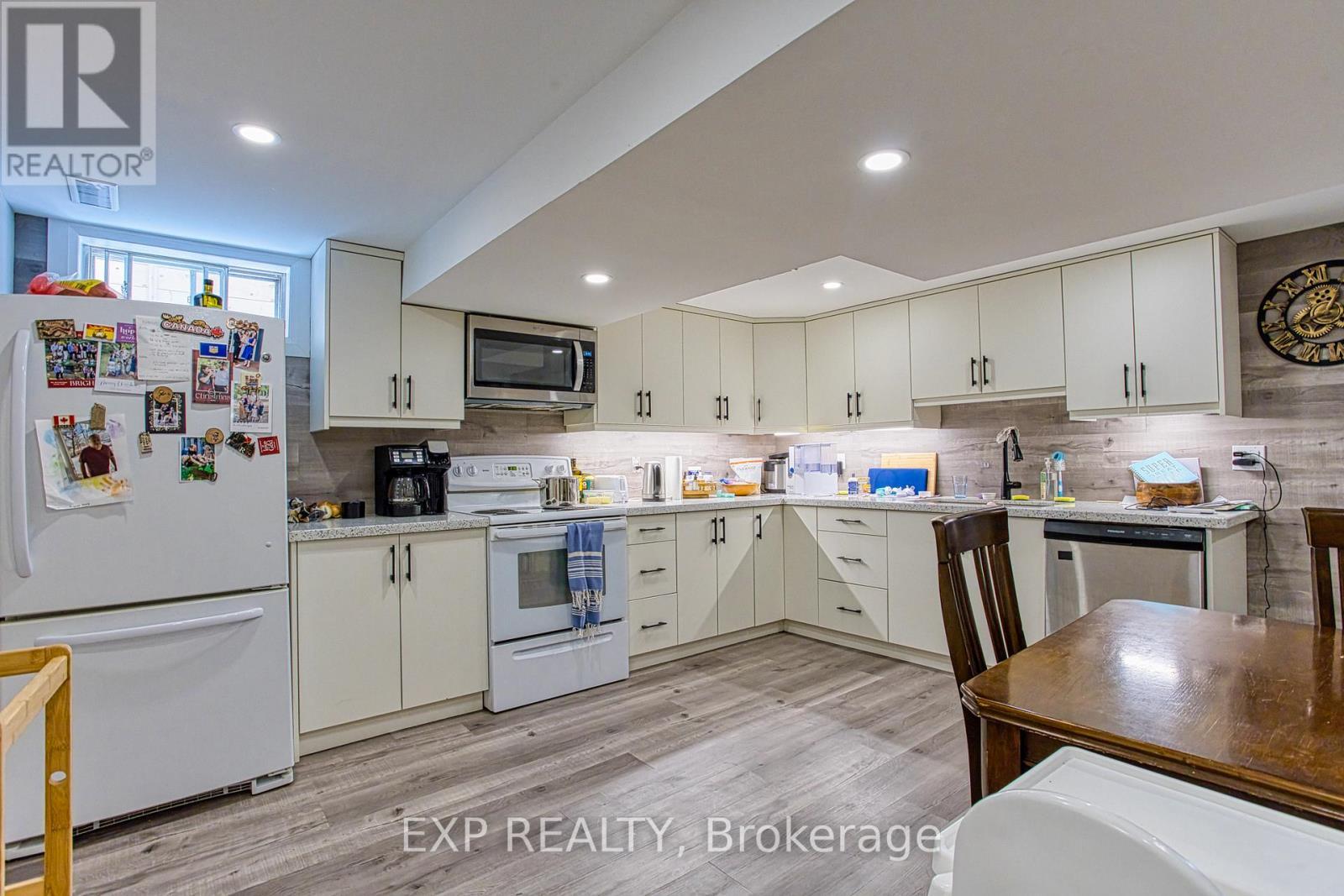 4 Colgate Court, Hamilton, ON - Indoor Photo Showing Kitchen