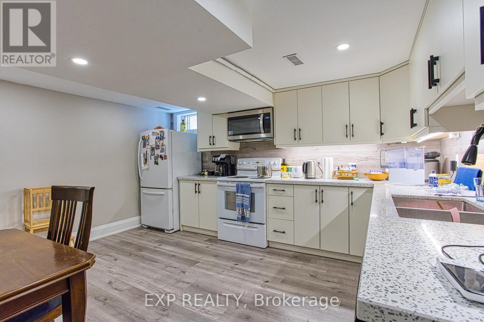4 Colgate Court, Hamilton, ON - Indoor Photo Showing Kitchen