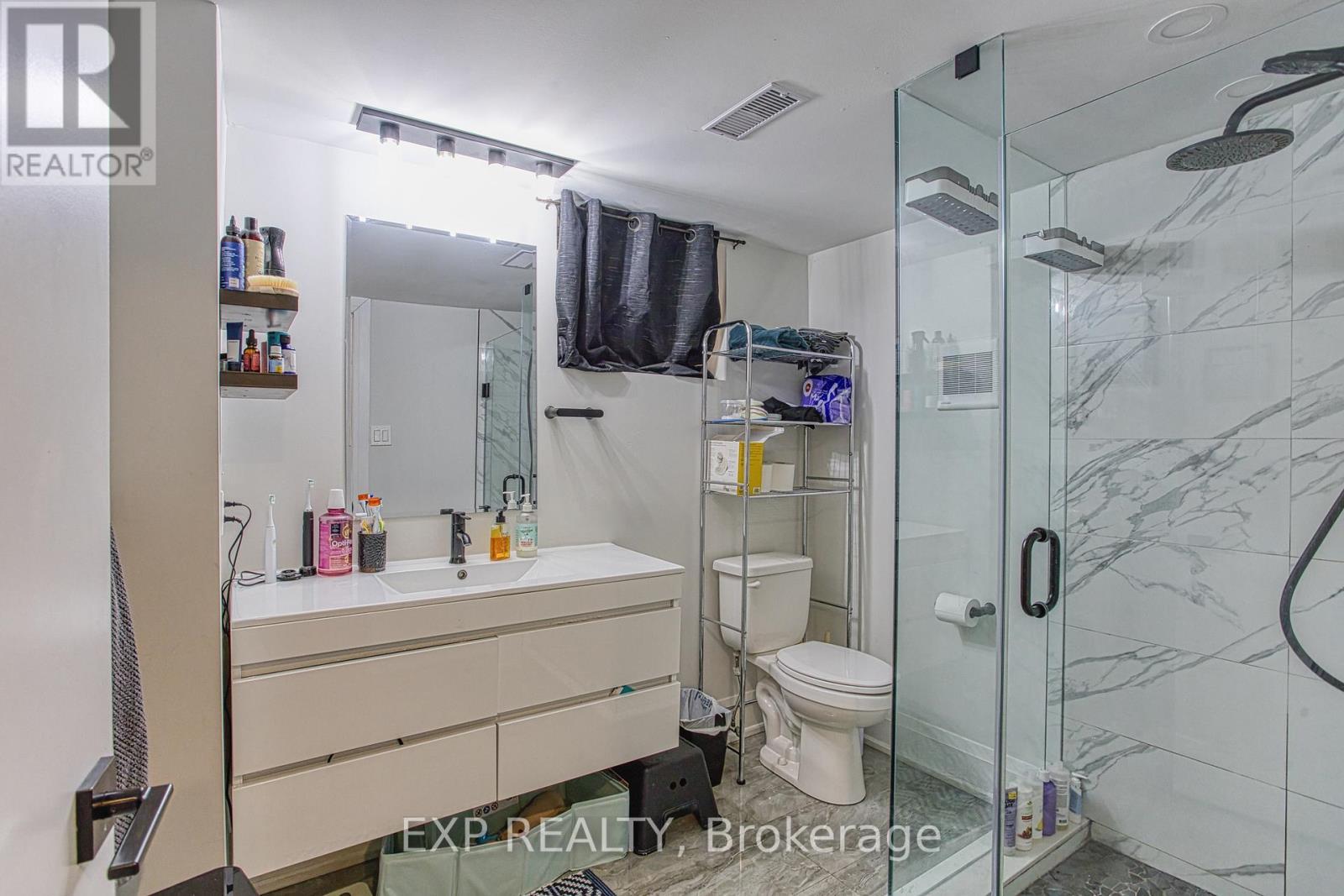 4 Colgate Court, Hamilton, ON - Indoor Photo Showing Bathroom